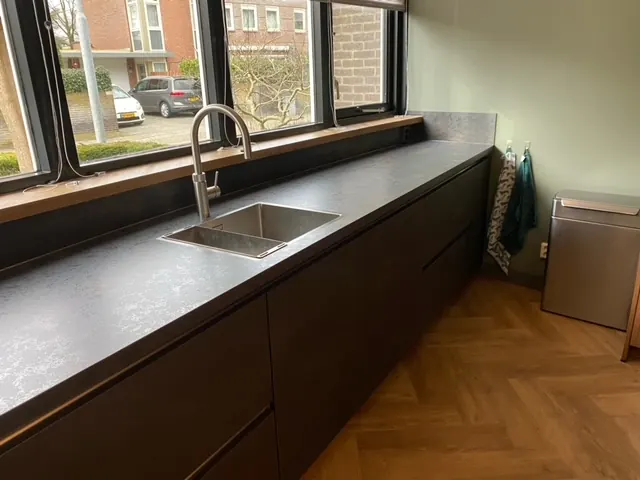 Keuken in een keuken, uitgevoerd door Klusbedrijf Gierveld in Hoofddorp