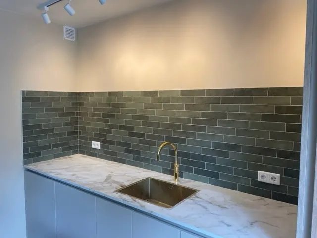 Keuken met betegeling in een keuken, uitgevoerd door Klusbedrijf Gierveld in Hoofddorp