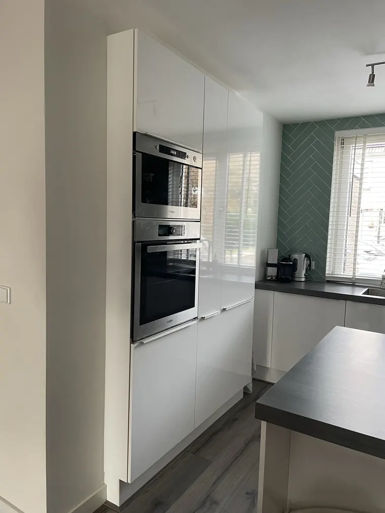 Keuken in een keuken, uitgevoerd door Klusbedrijf Gierveld in Hoofddorp