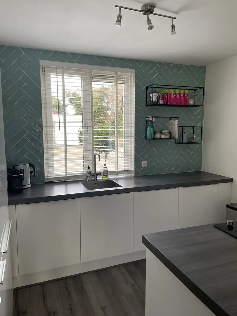 Keuken met betegeling in een keuken, uitgevoerd door Klusbedrijf Gierveld in Hoofddorp