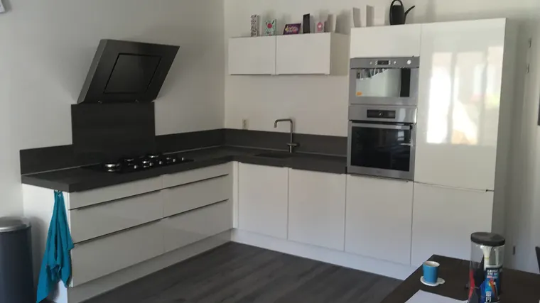 Keuken in een keuken, uitgevoerd door Klusbedrijf Gierveld in Hoofddorp