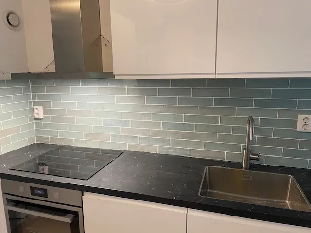 Keuken wandbetegeling in een keuken, uitgevoerd door Klusbedrijf Gierveld in Hoofddorp
