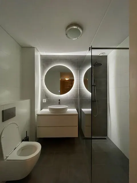 Badkamer in een badkamer, uitgevoerd door Klusbedrijf Gierveld in Hoofddorp