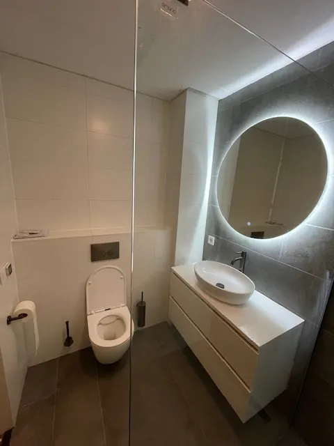 Badkamer in een badkamer, uitgevoerd door Klusbedrijf Gierveld in Hoofddorp