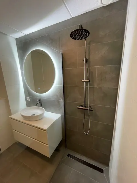 Badkamer in een badkamer, uitgevoerd door Klusbedrijf Gierveld in Hoofddorp
