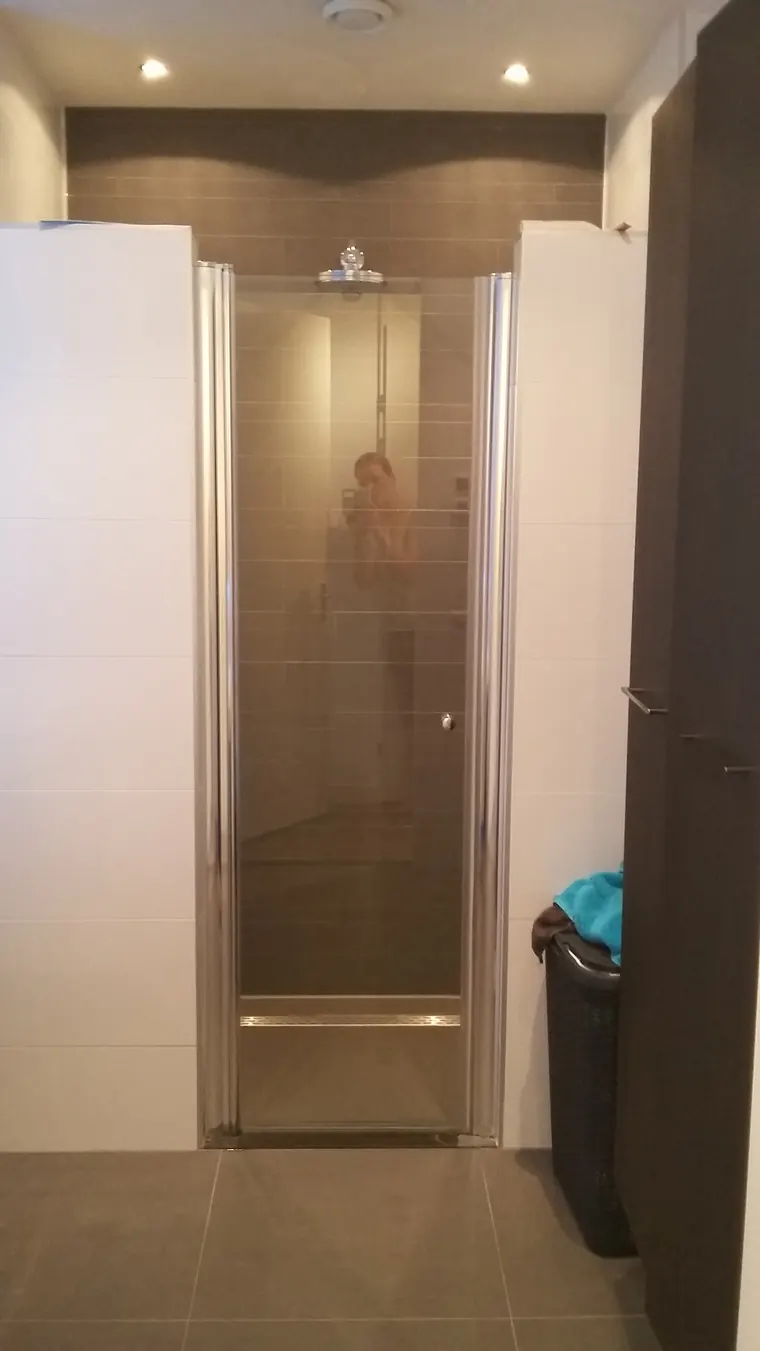 Douche in een badkamer, uitgevoerd door Klusbedrijf Gierveld in Hoofddorp