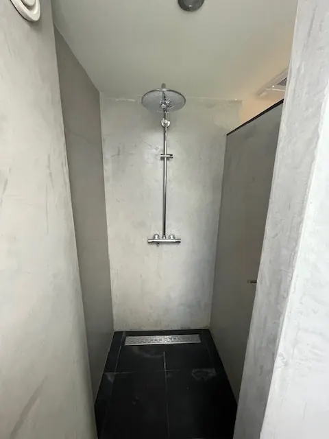 Douche in een badkamer, uitgevoerd door Klusbedrijf Gierveld in Hoofddorp