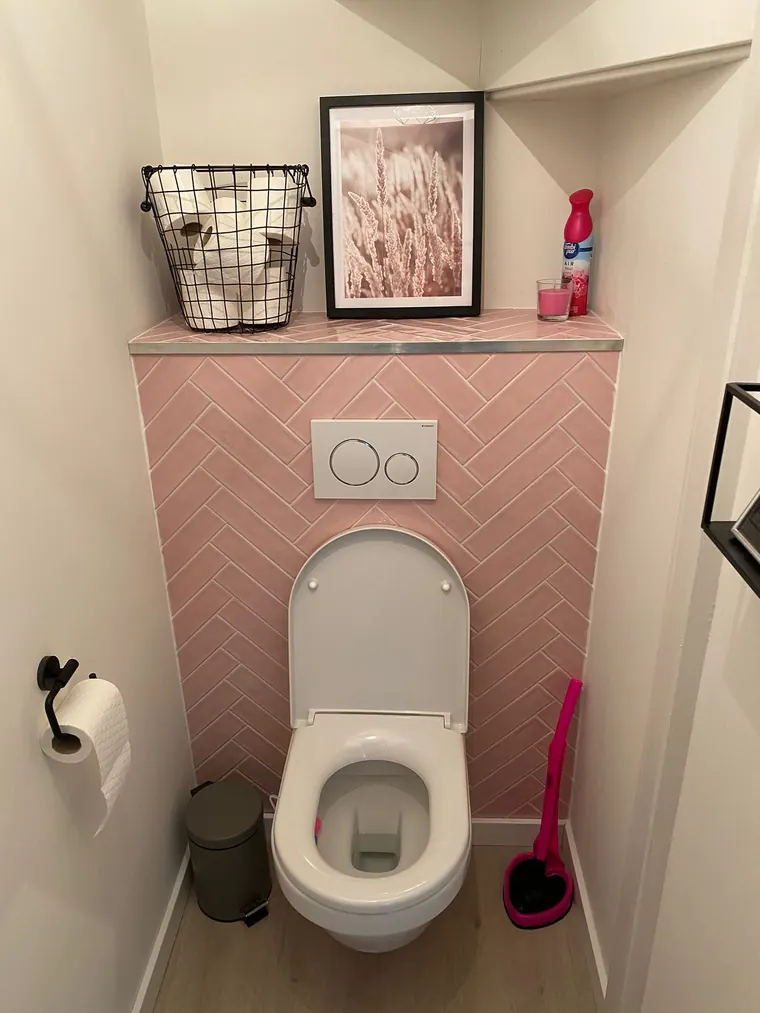 Hangend toilet en betegeling in een badkamer, uitgevoerd door Klusbedrijf Gierveld in Hoofddorp