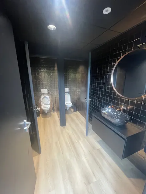 Toiletten in een badkamer, uitgevoerd door Klusbedrijf Gierveld in Hoofddorp