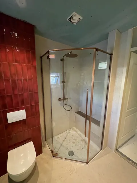 Badkamer in een badkamer, uitgevoerd door Klusbedrijf Gierveld in Hoofddorp