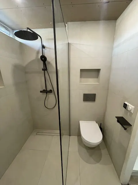 Badkamer in een badkamer, uitgevoerd door Klusbedrijf Gierveld in Hoofddorp