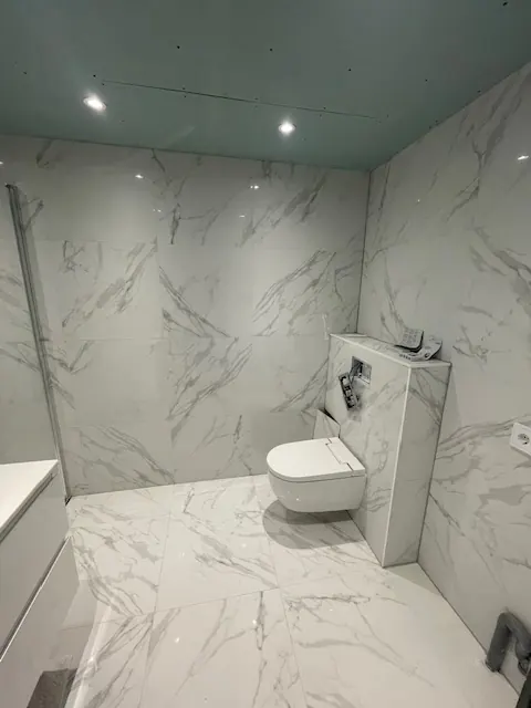 Badkamer in een badkamer, uitgevoerd door Klusbedrijf Gierveld in Hoofddorp