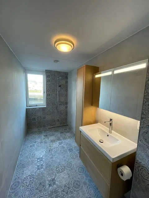 Badkamer in een badkamer, uitgevoerd door Klusbedrijf Gierveld in Hoofddorp