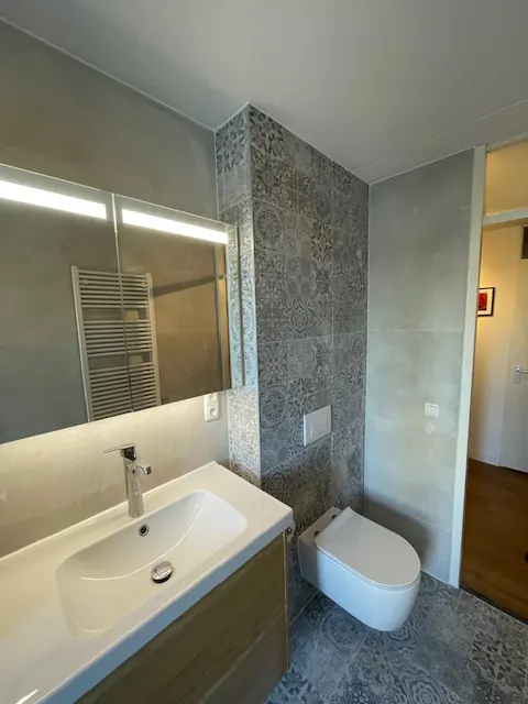 Badkamer in een badkamer, uitgevoerd door Klusbedrijf Gierveld in Hoofddorp