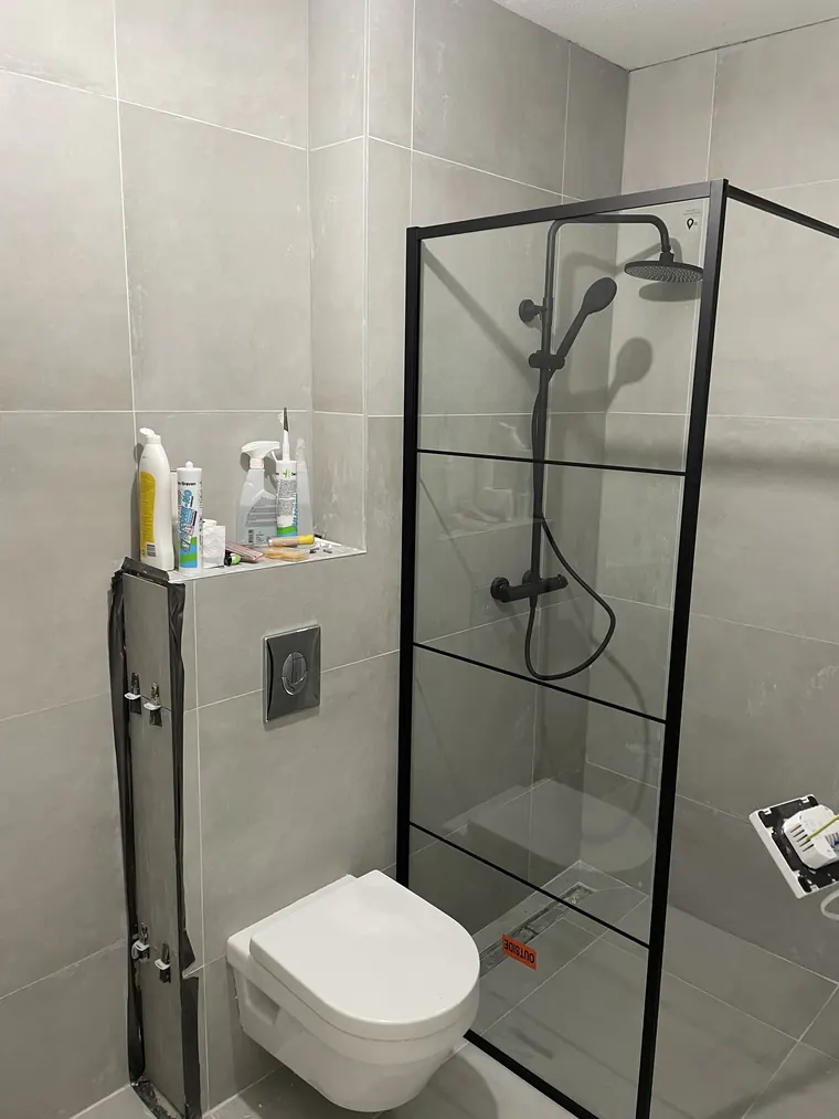 Badkamer in een badkamer, uitgevoerd door Klusbedrijf Gierveld in Hoofddorp