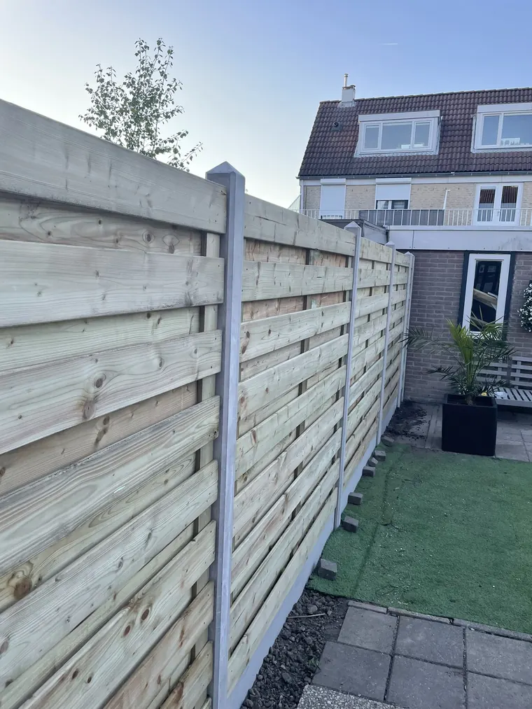 Schutting in een tuin, uitgevoerd door Klusbedrijf Gierveld in Hoofddorp