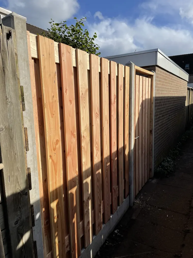 Schutting in een tuin, uitgevoerd door Klusbedrijf Gierveld in Hoofddorp