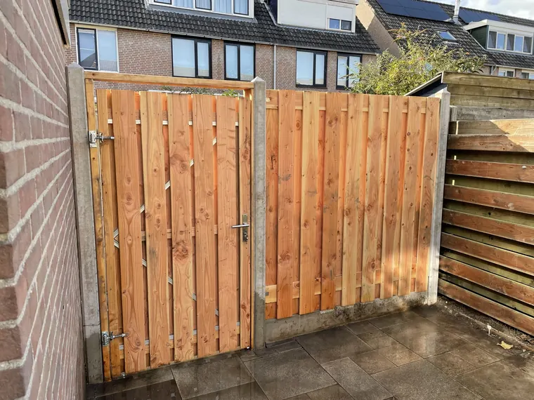 Schutting in een tuin, uitgevoerd door Klusbedrijf Gierveld in Hoofddorp