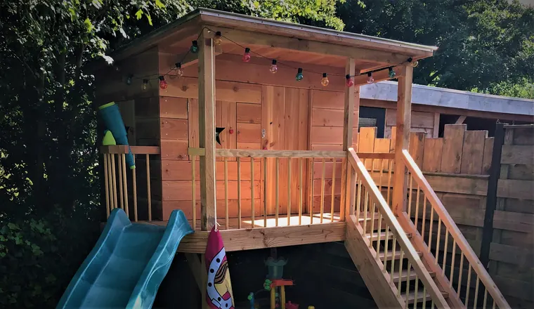Speelhut in een tuin, uitgevoerd door Klusbedrijf Gierveld in Hoofddorp