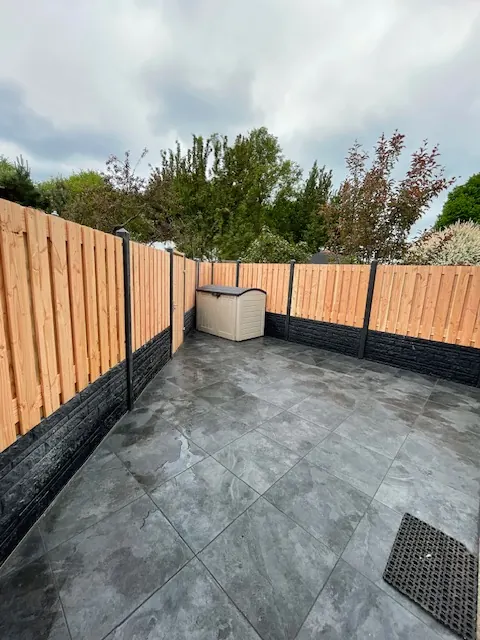 Schutting met tegelwerk in een tuin, uitgevoerd door Klusbedrijf Gierveld in Hoofddorp