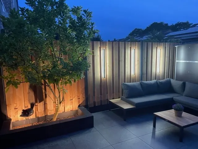 Tuinverlichting in een tuin, uitgevoerd door Klusbedrijf Gierveld in Hoofddorp
