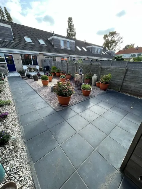 Tegelwerk in een tuin, uitgevoerd door Klusbedrijf Gierveld in Hoofddorp