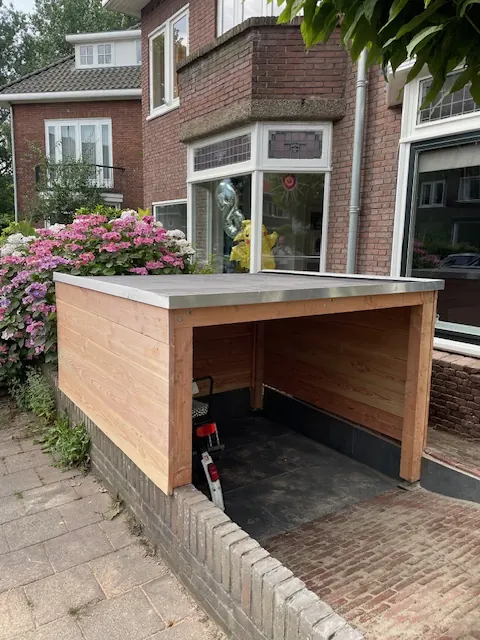 Fietsenhok in een tuin, uitgevoerd door Klusbedrijf Gierveld in Hoofddorp