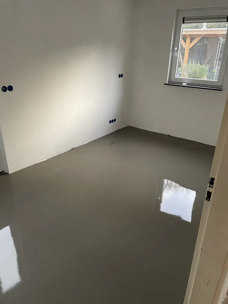 Vloer egaliseren in een woning, uitgevoerd door Klusbedrijf Gierveld in Hoofddorp