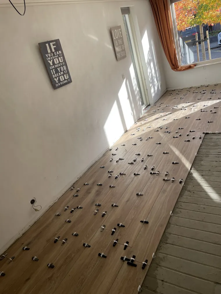Keramisch parket in een woning, uitgevoerd door Klusbedrijf Gierveld in Hoofddorp