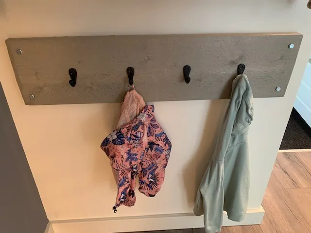 Kinderkapstok in een woning, uitgevoerd door Klusbedrijf Gierveld in Hoofddorp