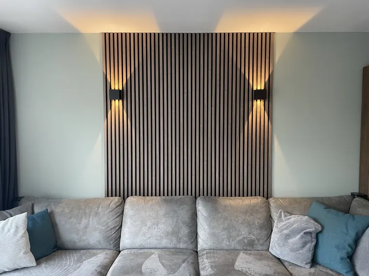 Wandpaneel met verlichting in een woning, uitgevoerd door Klusbedrijf Gierveld in Hoofddorp